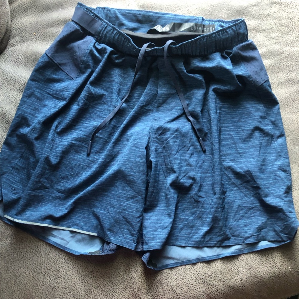 Lululemon women’s shorts size small.
